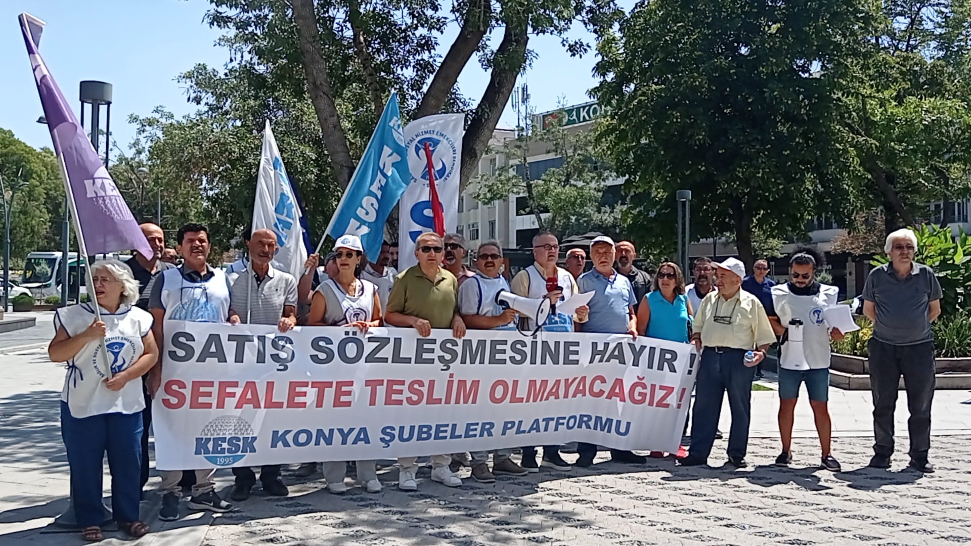 KESK KONYA'DA BASIN AÇIKLAMASI GERÇEKLEŞTİRDİ : KAPI KULU DEĞİL, EMEKÇİYİZ!
